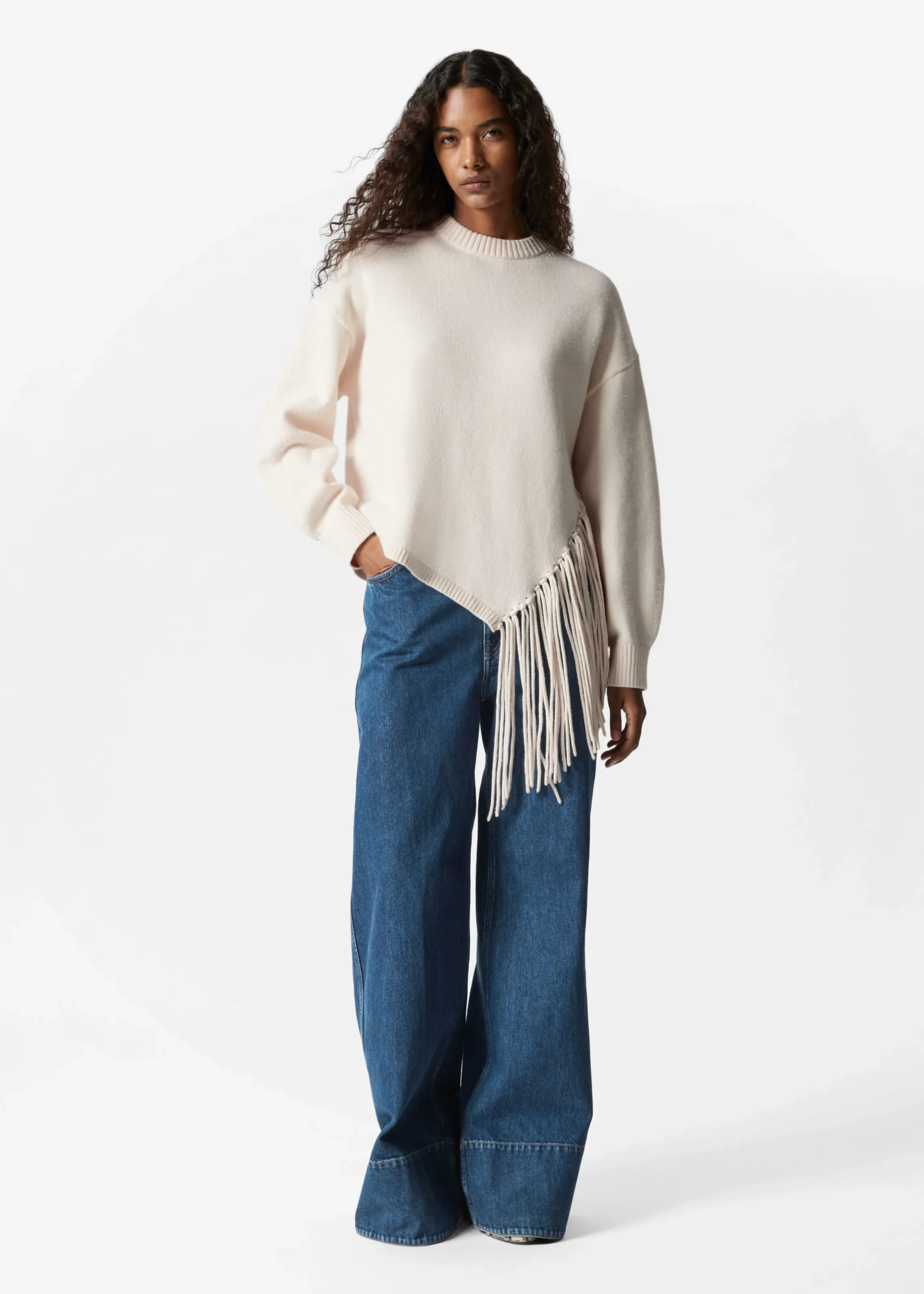 Asymmetrischer Pullover mit Fransen