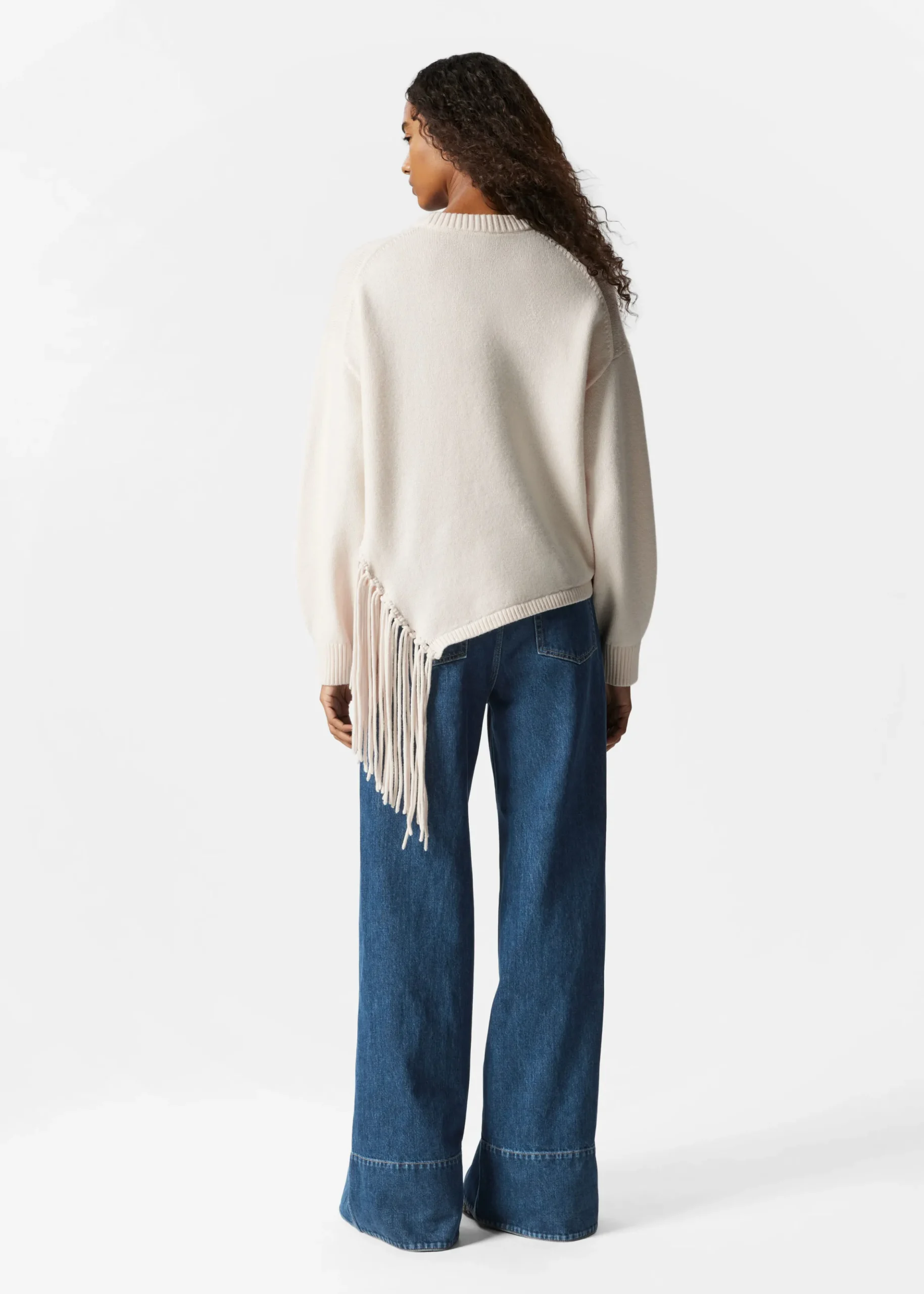 Asymmetrischer Pullover mit Fransen
