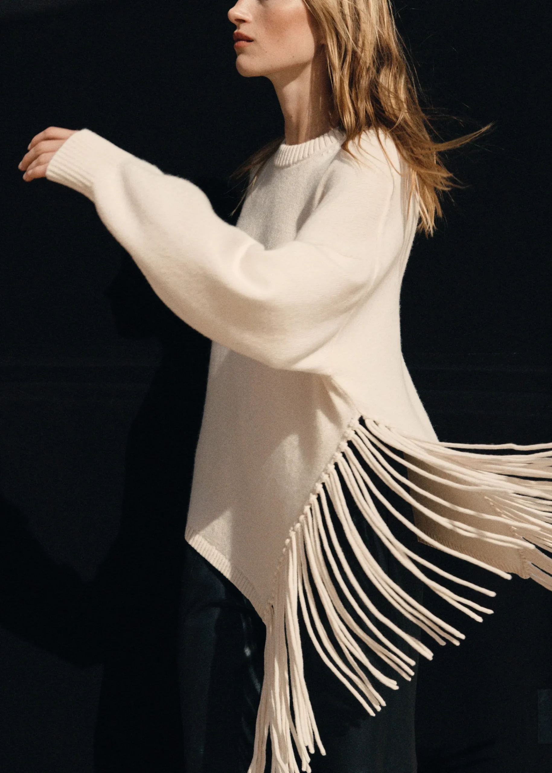 Asymmetrischer Pullover mit Fransen