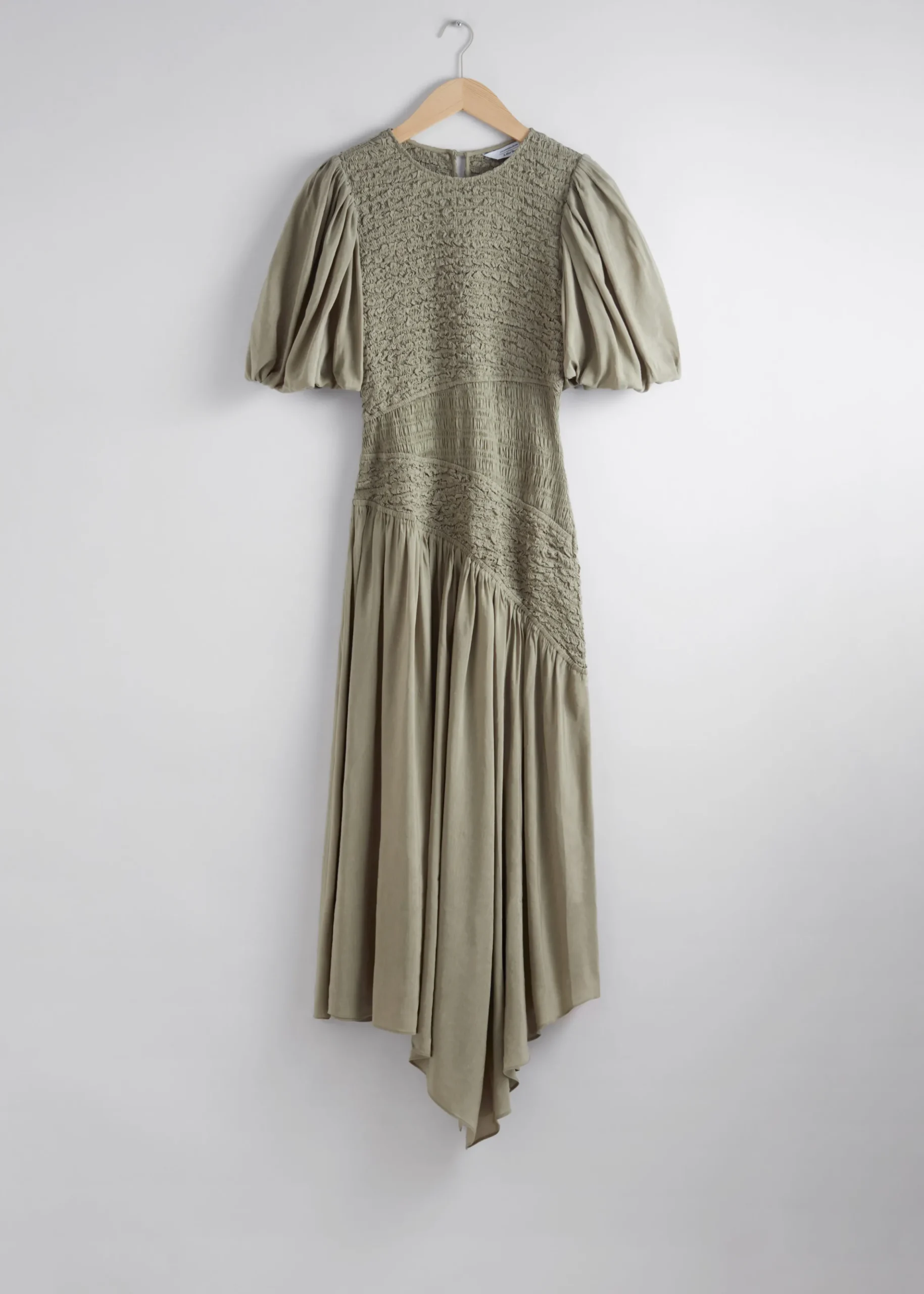 Asymmetrisches Midikleid mit Smokdetails