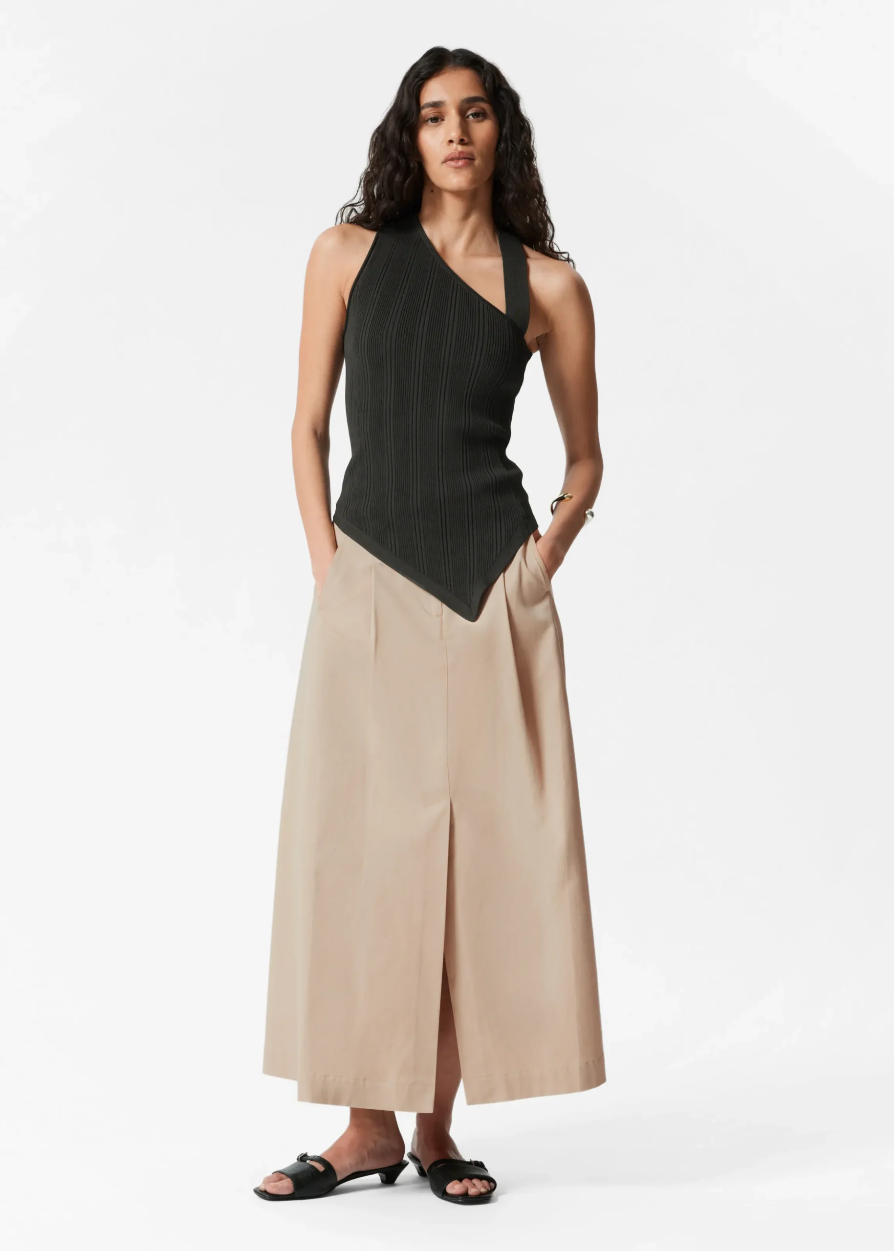 Asymmetrisches Rippstrickoberteil