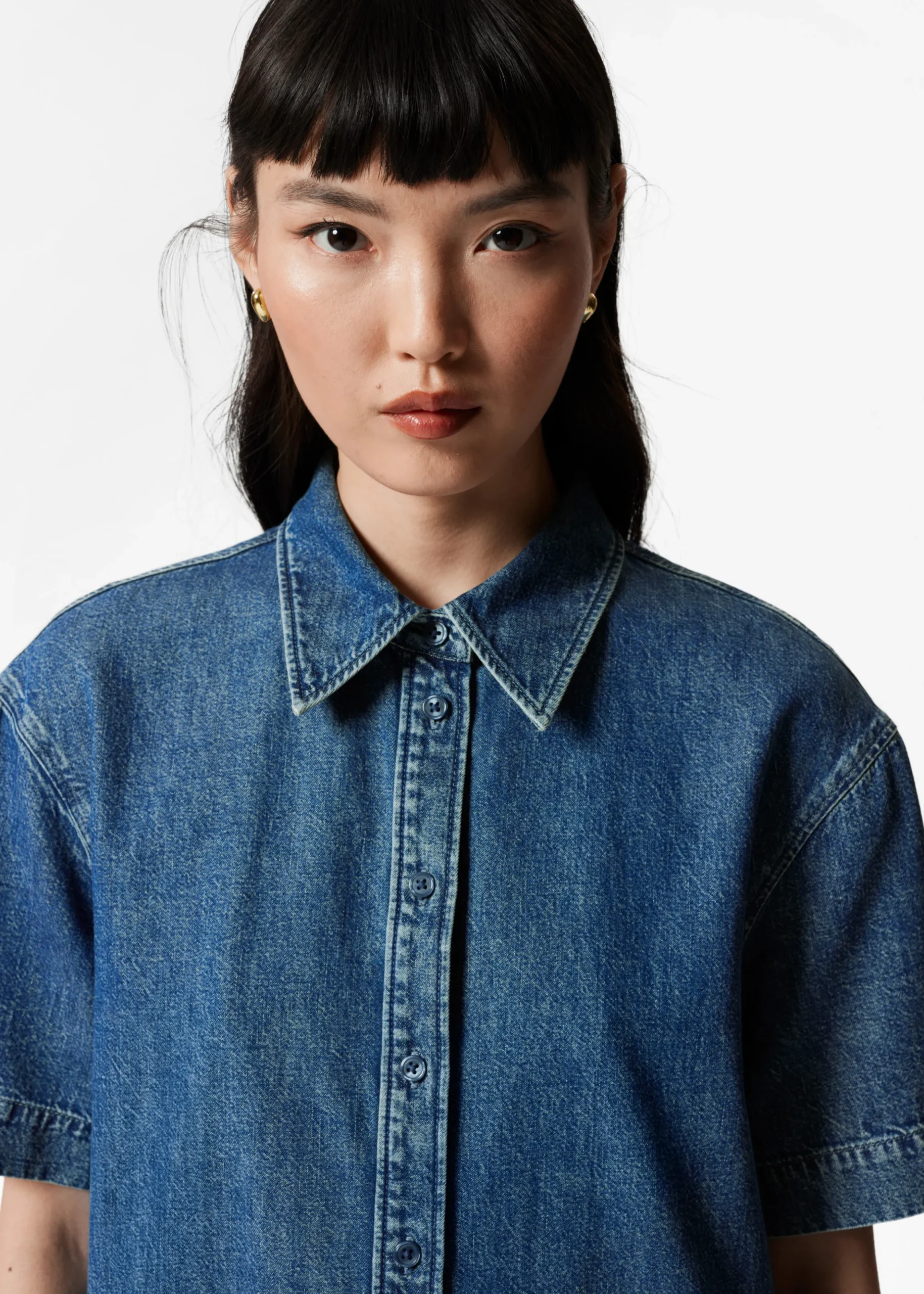 Asymmetrisches T-Shirt-Kleid aus Denim