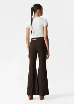 Ausgestellte Hose mit Bügelfalten