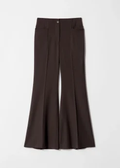 Ausgestellte Hose mit Bügelfalten