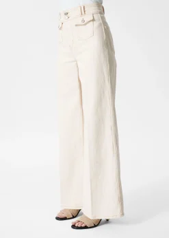 Ausgestellte Jeans mit Bügelfalten