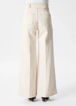 Ausgestellte Jeans mit Bügelfalten