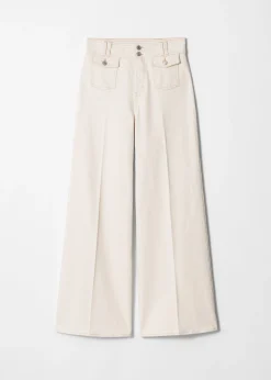Ausgestellte Jeans mit Bügelfalten