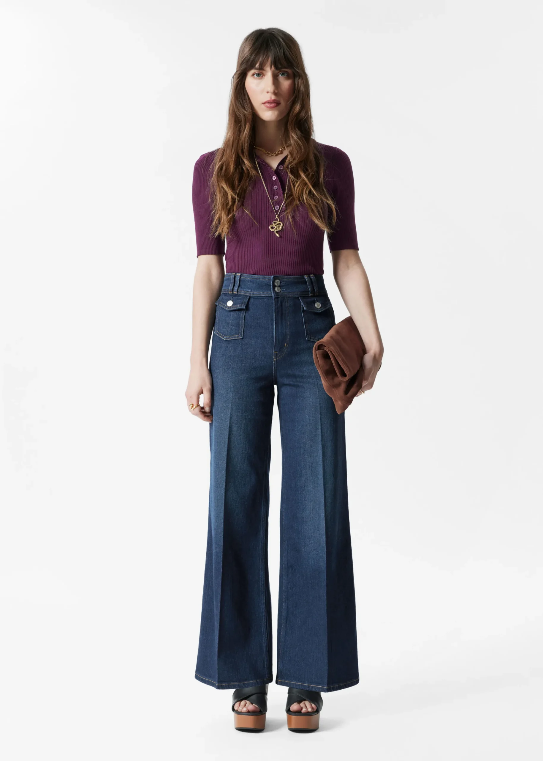 Ausgestellte Jeans mit Bügelfalten