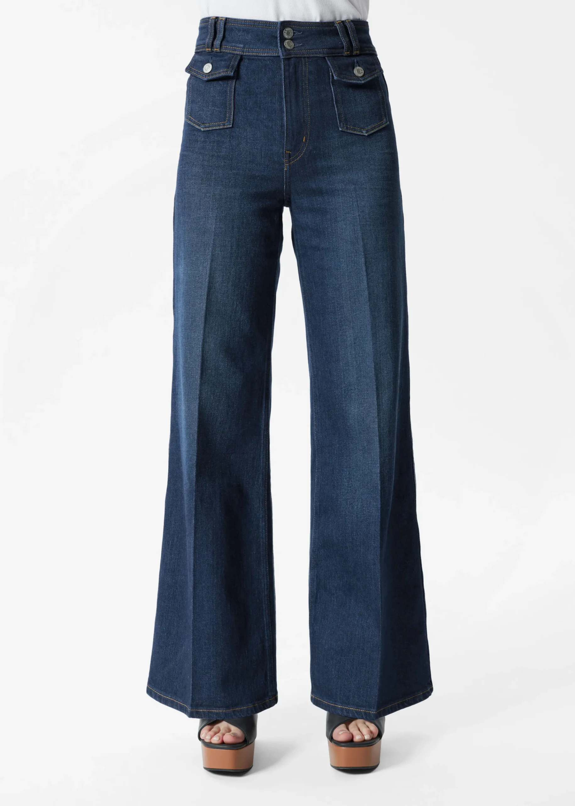Ausgestellte Jeans mit Bügelfalten