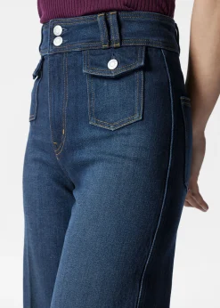 Ausgestellte Jeans mit Bügelfalten
