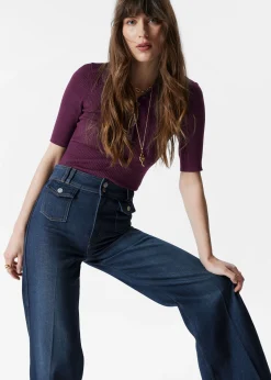 Ausgestellte Jeans mit Bügelfalten
