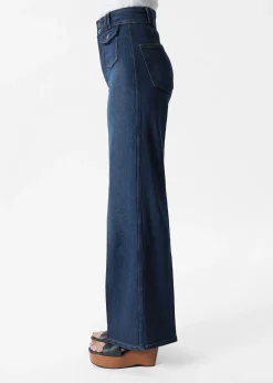 Ausgestellte Jeans mit Bügelfalten