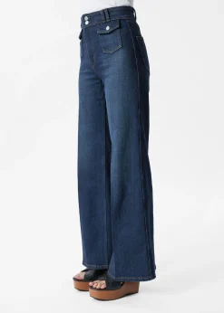 Ausgestellte Jeans mit Bügelfalten