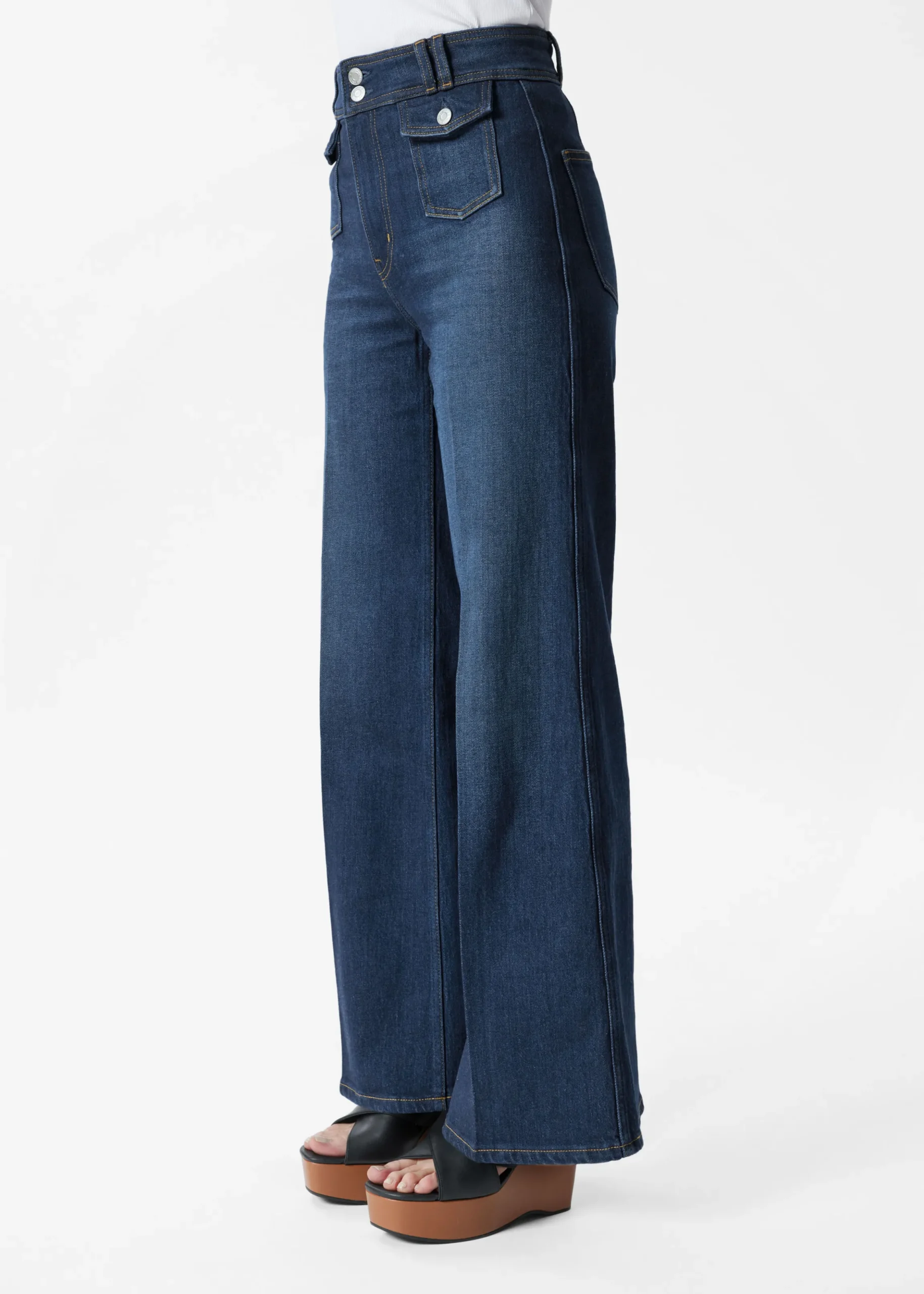 Ausgestellte Jeans mit Bügelfalten