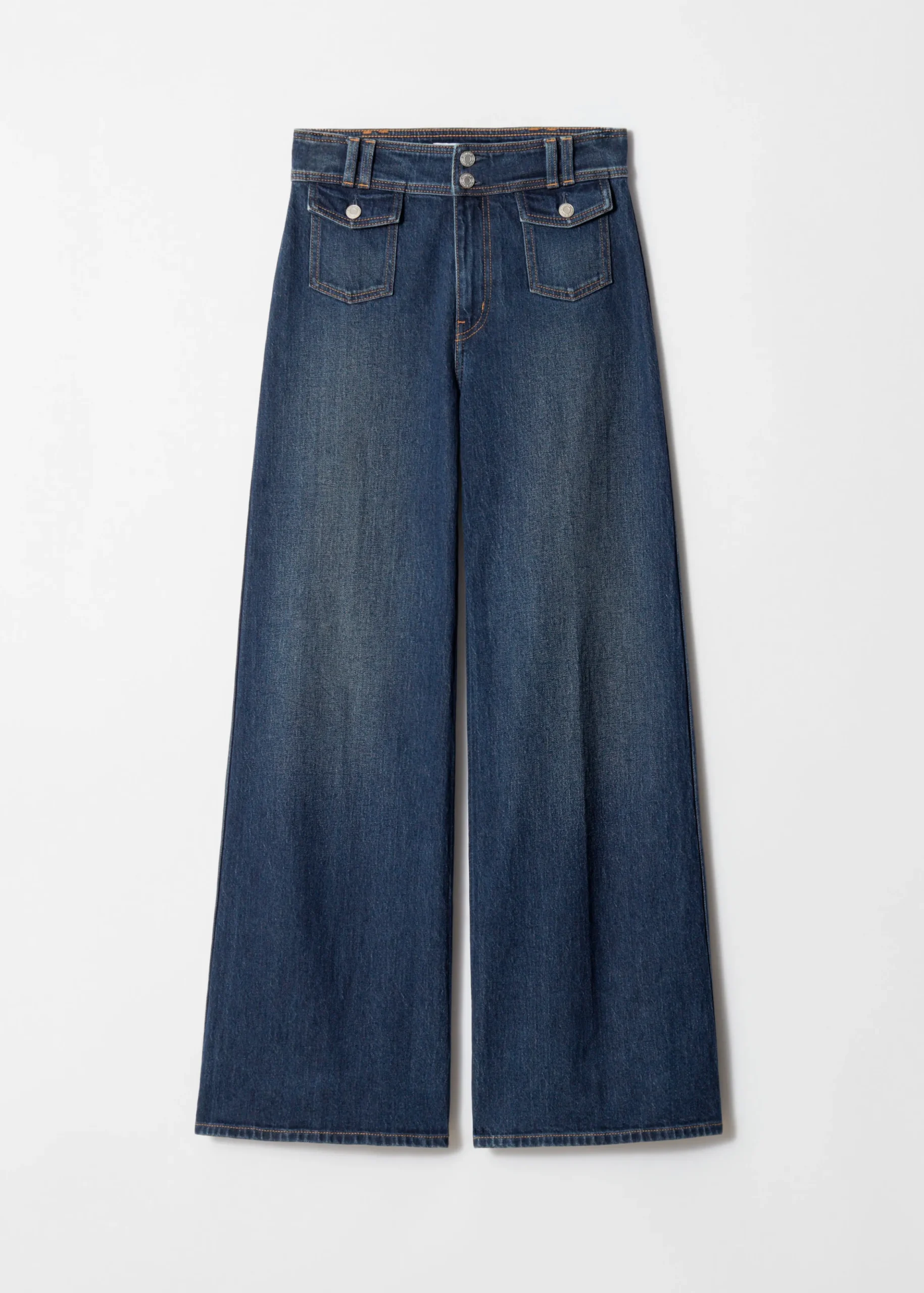 Ausgestellte Jeans mit Bügelfalten