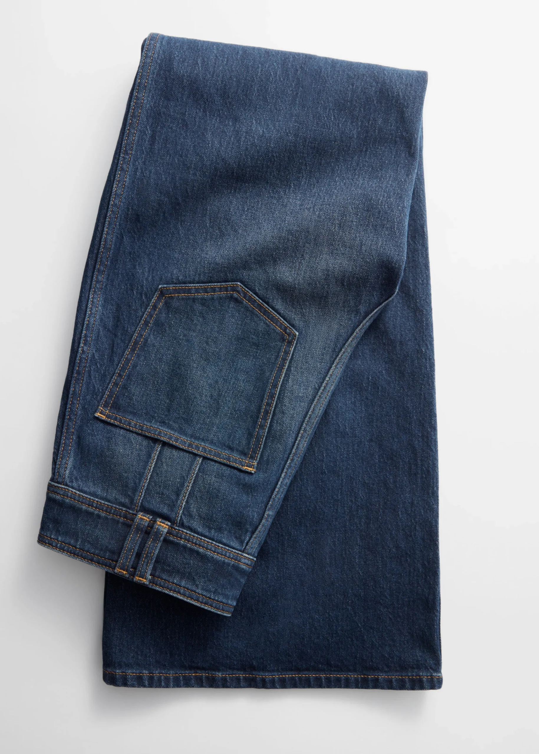 Ausgestellte Jeans mit Bügelfalten