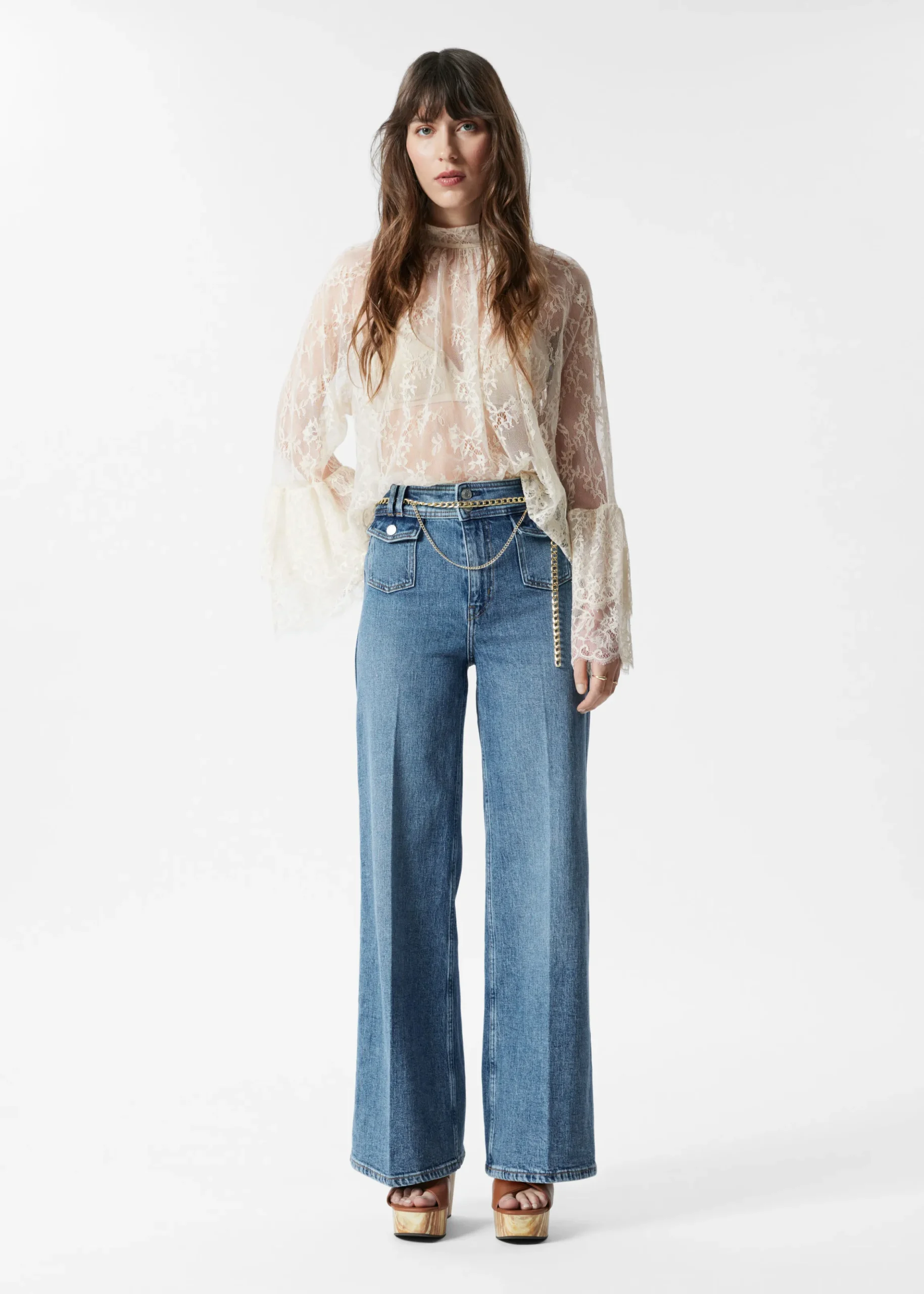 Ausgestellte Jeans mit Bügelfalten