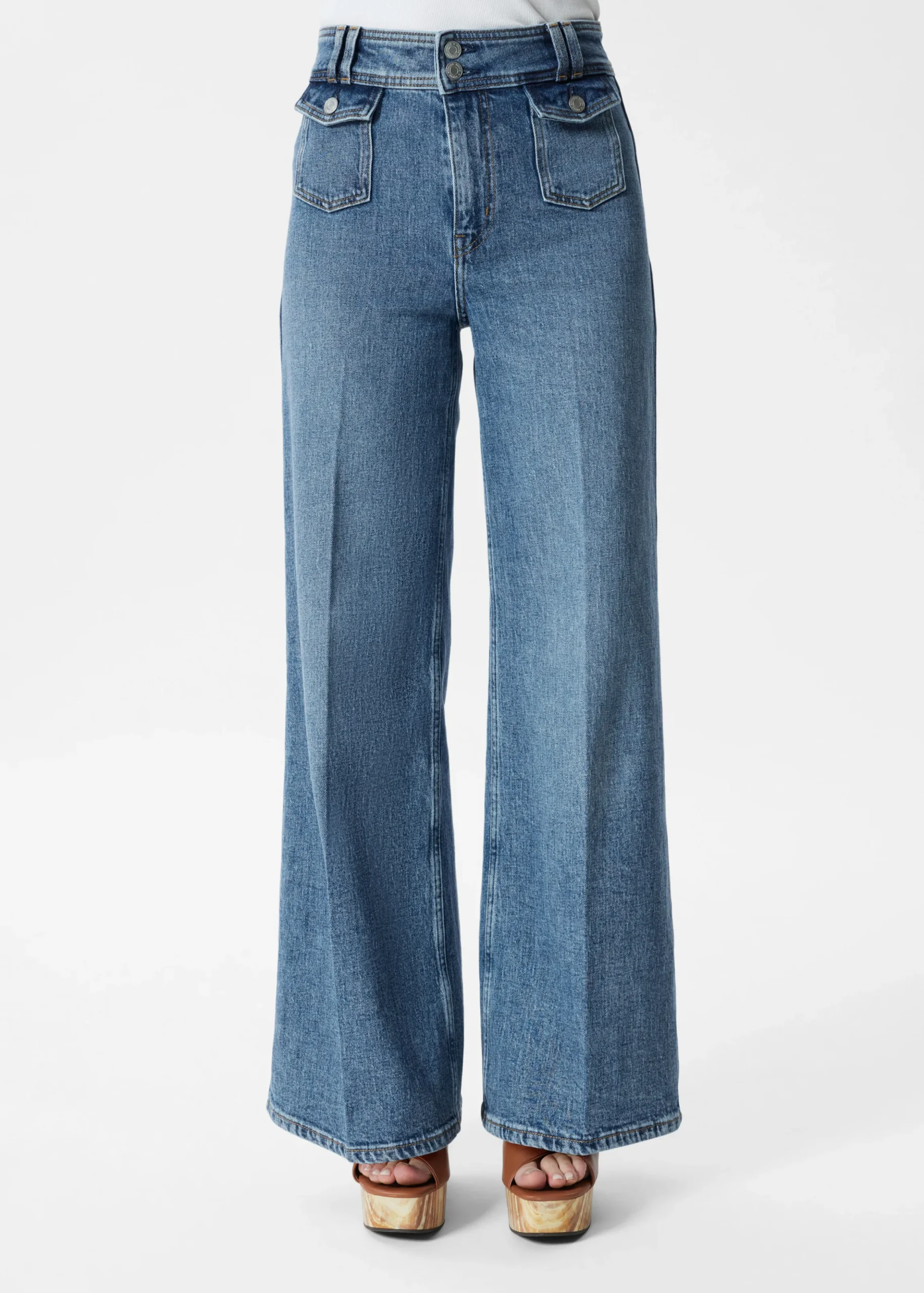 Ausgestellte Jeans mit Bügelfalten
