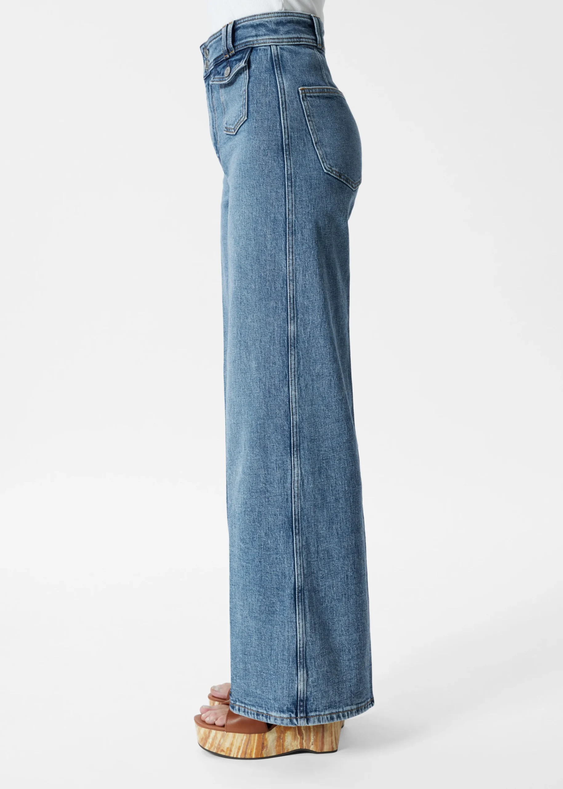 Ausgestellte Jeans mit Bügelfalten