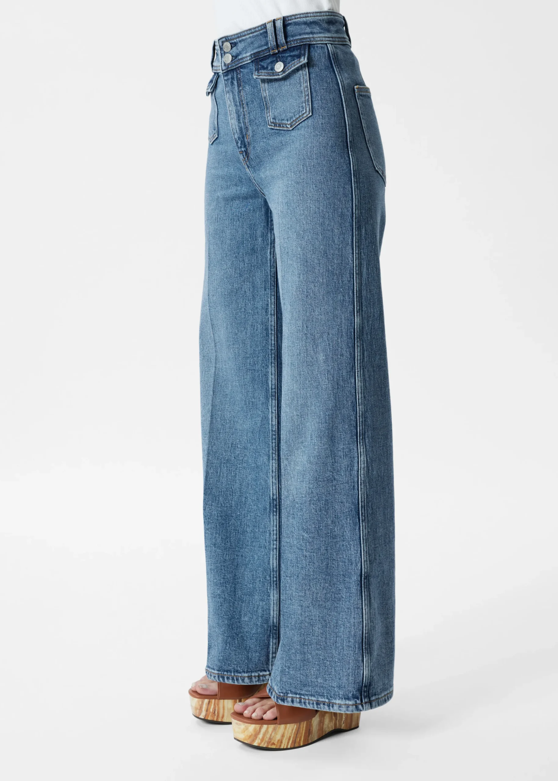 Ausgestellte Jeans mit Bügelfalten