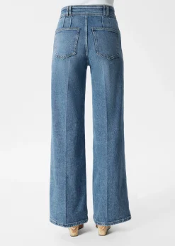 Ausgestellte Jeans mit Bügelfalten