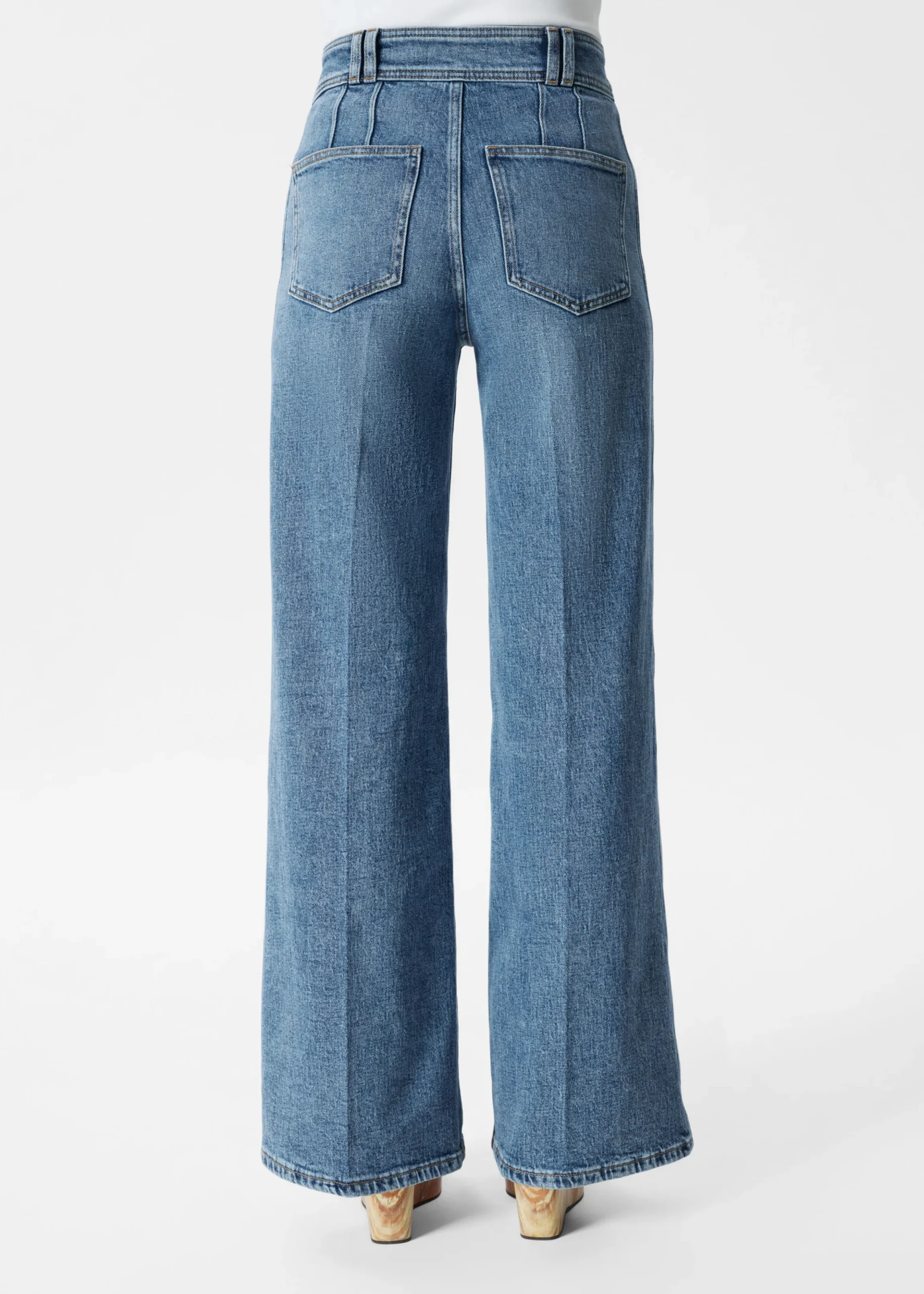 Ausgestellte Jeans mit Bügelfalten