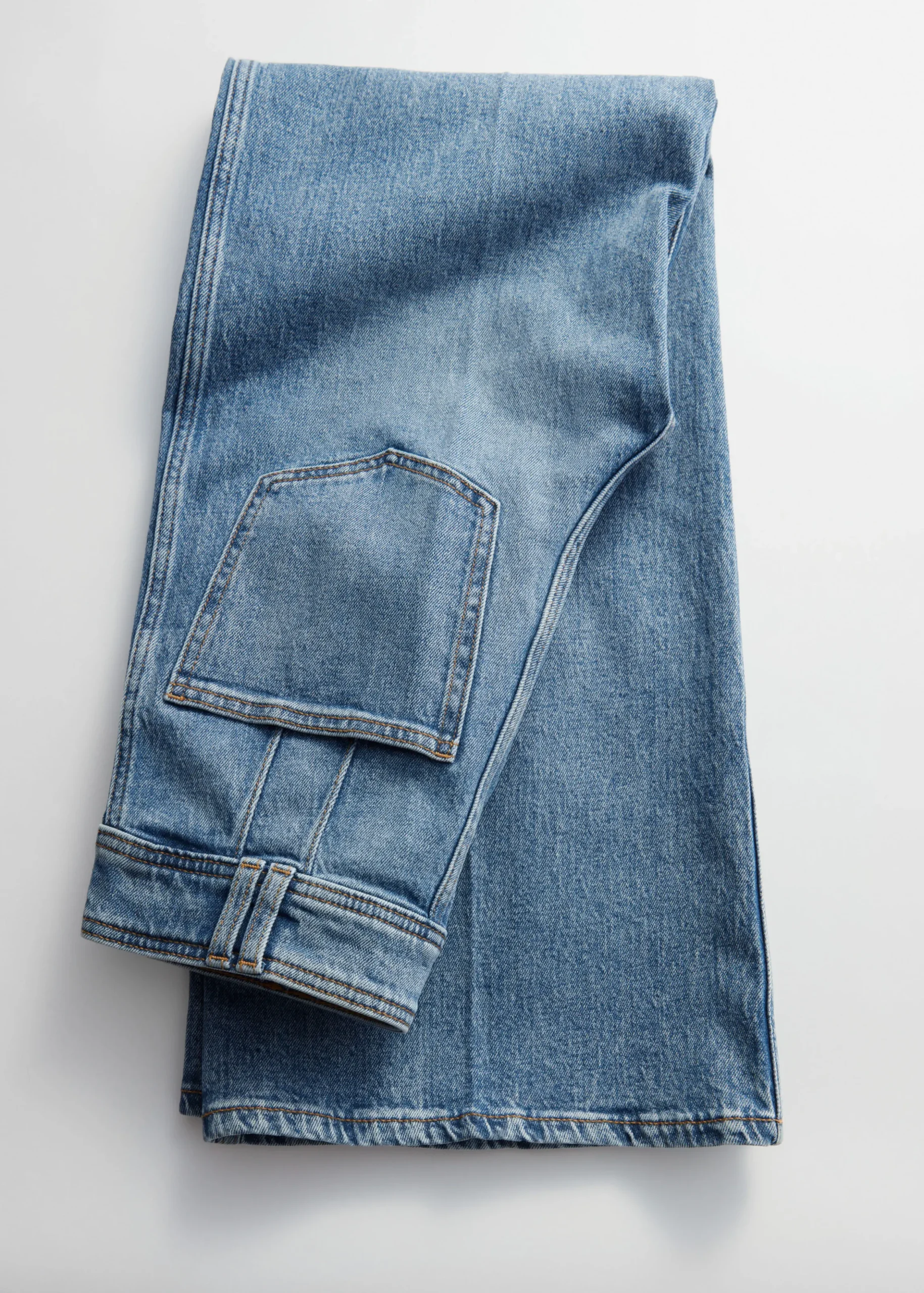 Ausgestellte Jeans mit Bügelfalten
