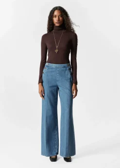 Ausgestellte Jeans mit Falten