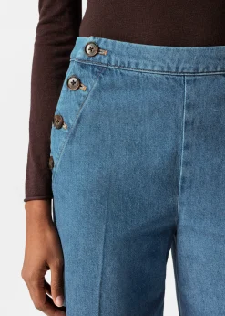 Ausgestellte Jeans mit Falten