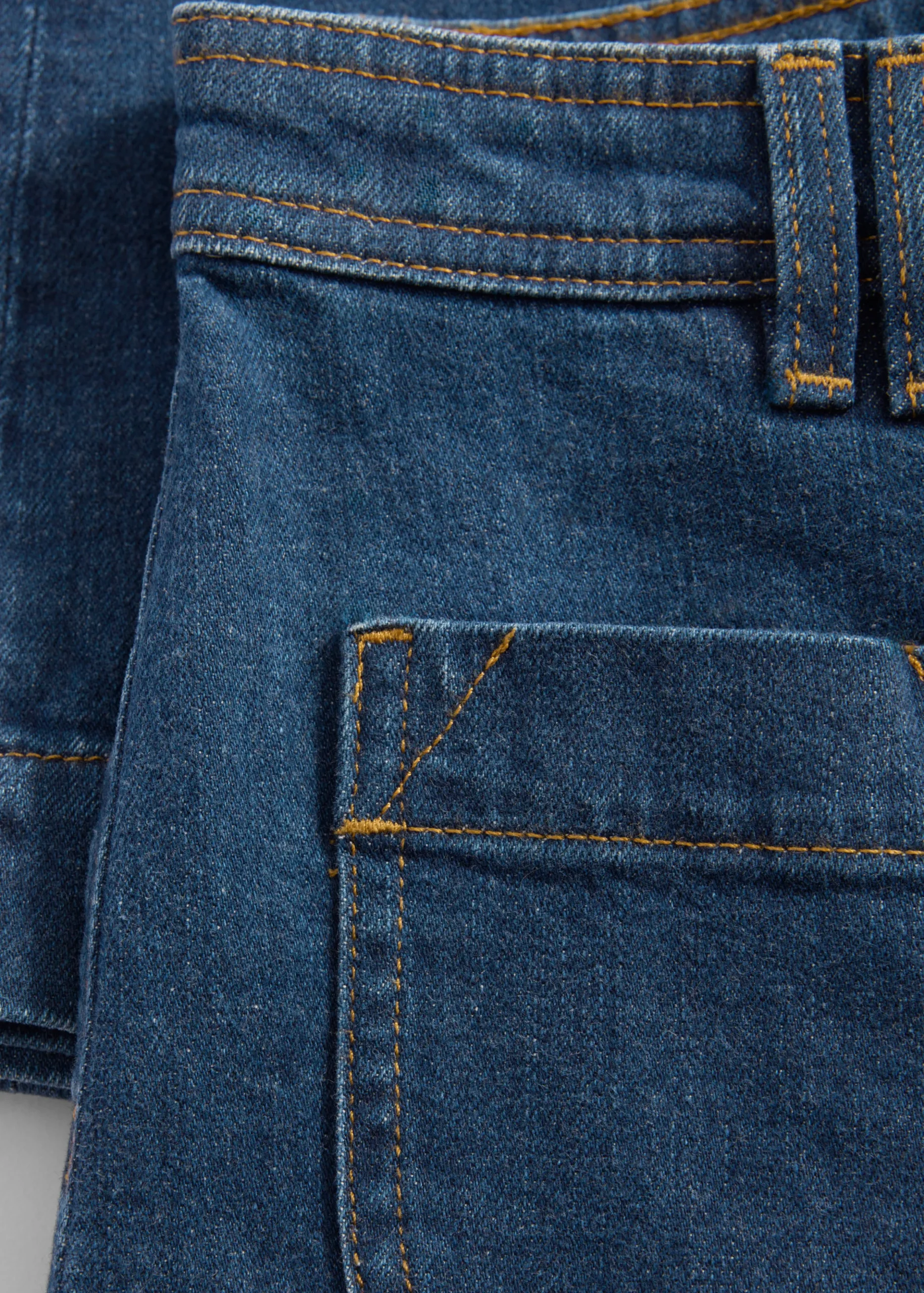 Ausgestellte Jeans mit hohem Bund