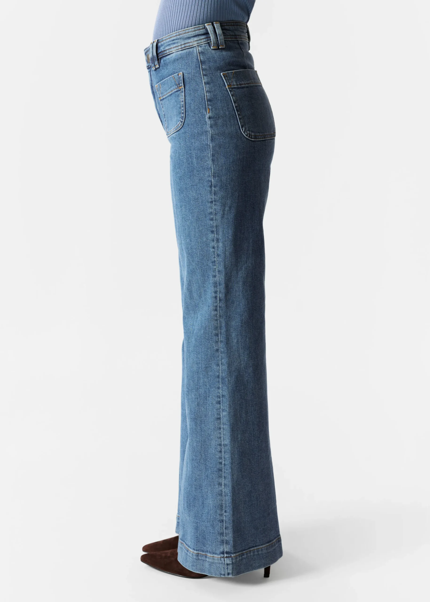 Ausgestellte Jeans mit hohem Bund