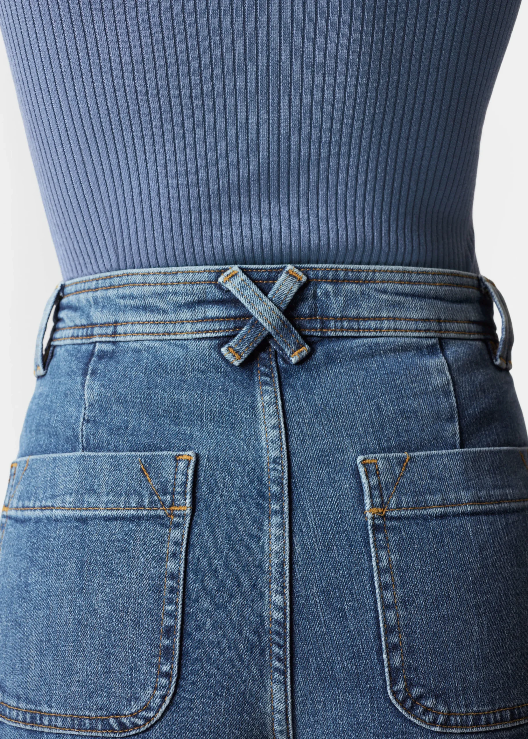 Ausgestellte Jeans mit hohem Bund