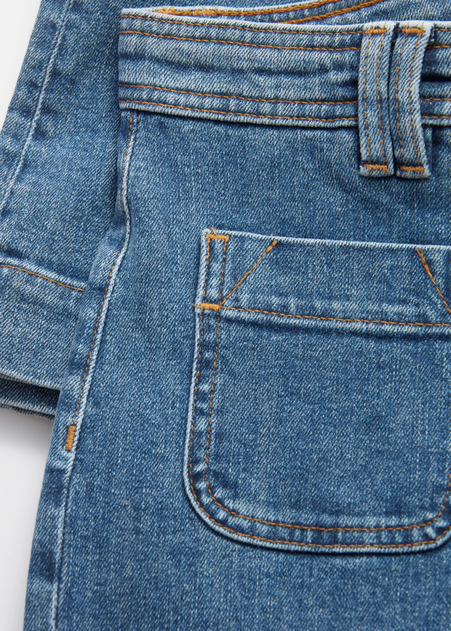 Ausgestellte Jeans mit hohem Bund
