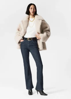 Ausgestellte Jeans mit schmaler Passform