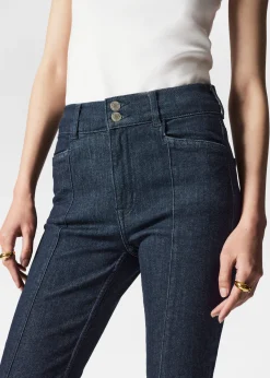 Ausgestellte Jeans mit schmaler Passform