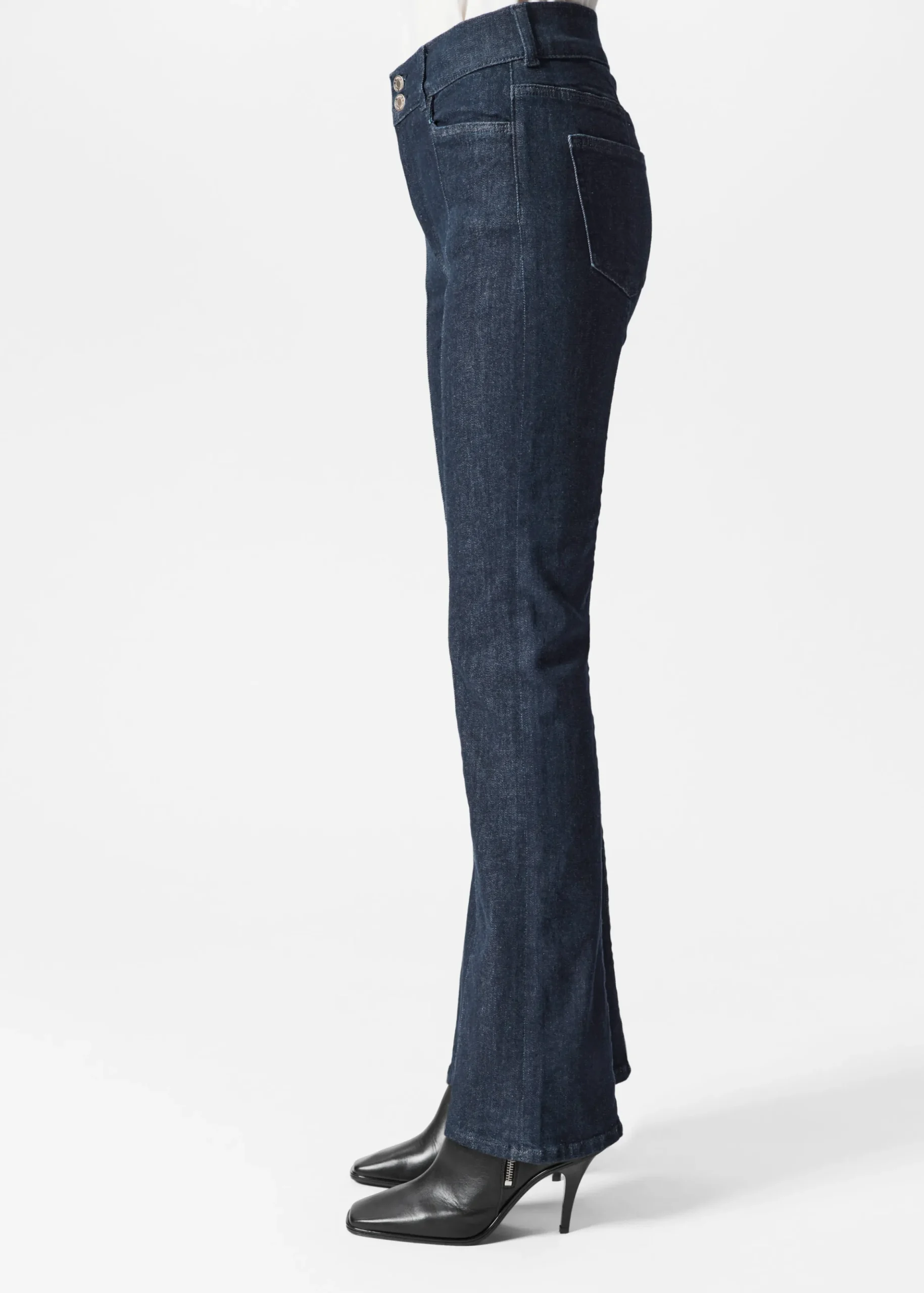 Ausgestellte Jeans mit schmaler Passform