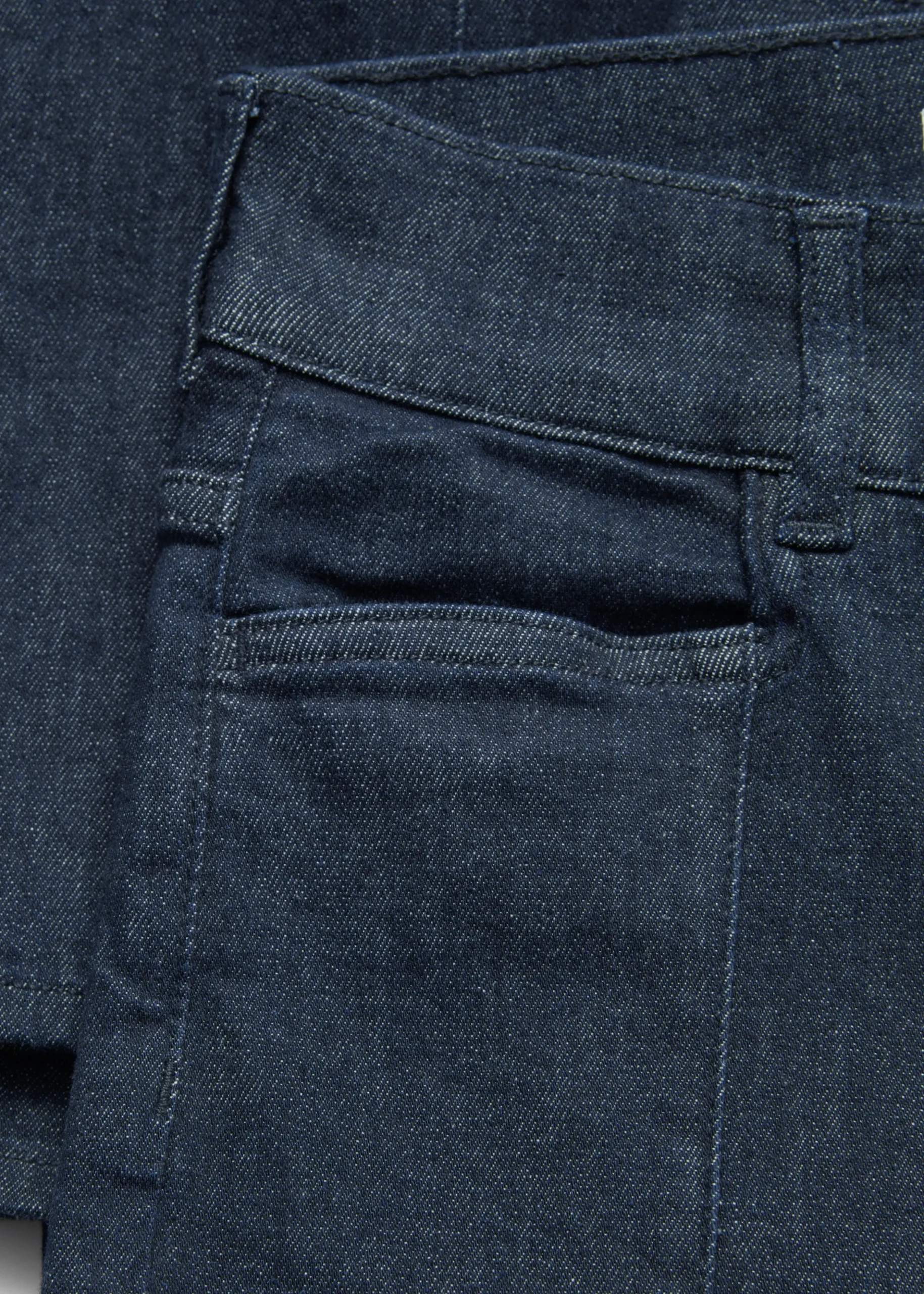 Ausgestellte Jeans mit schmaler Passform