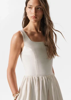 Ausgestelltes Midikleid