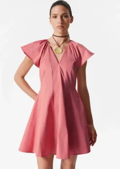 Ausgestelltes Minikleid
