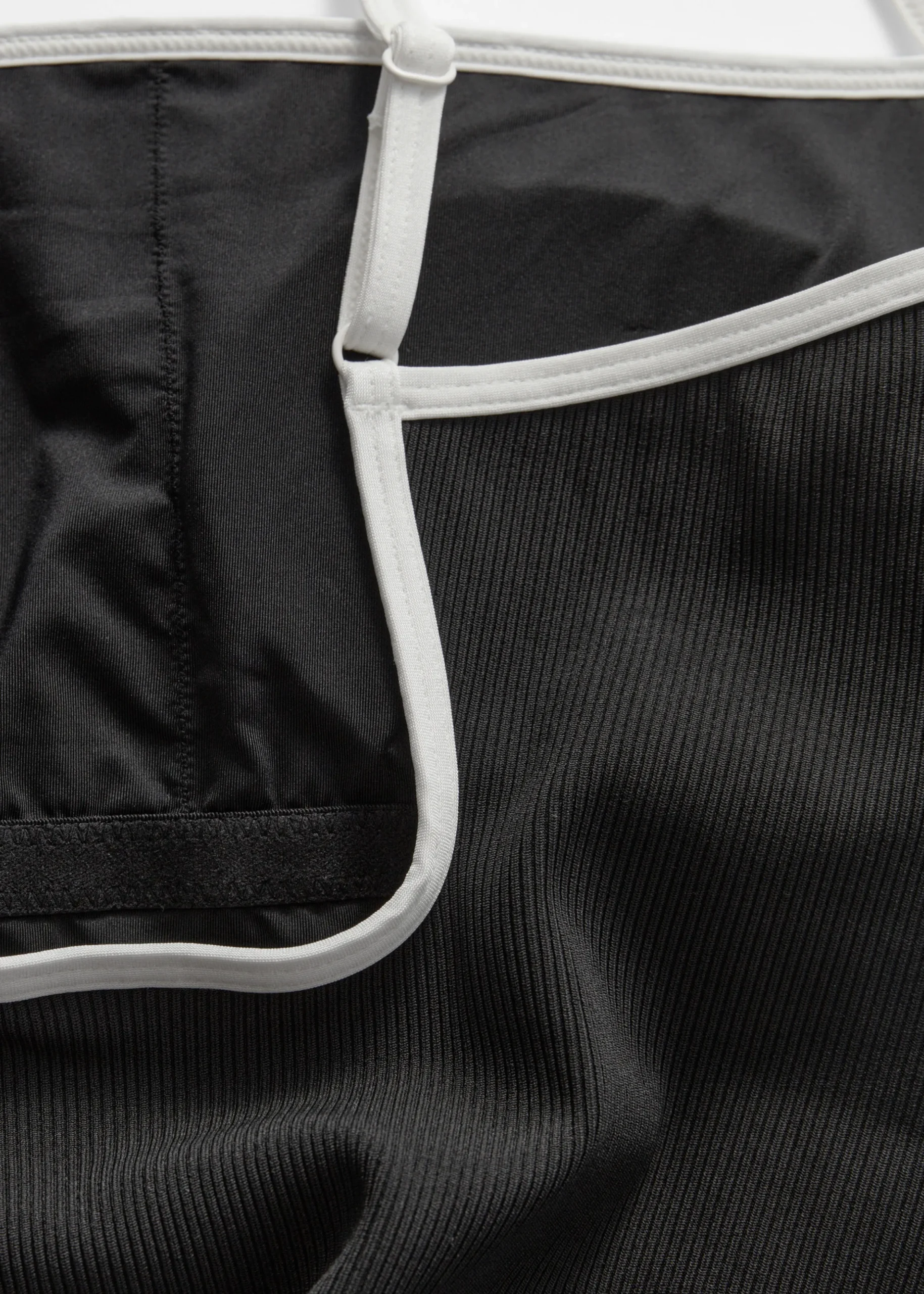 Badeanzug mit Kontrast-Details