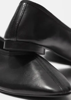 Ballerinas mit mandelförmiger Spitze
