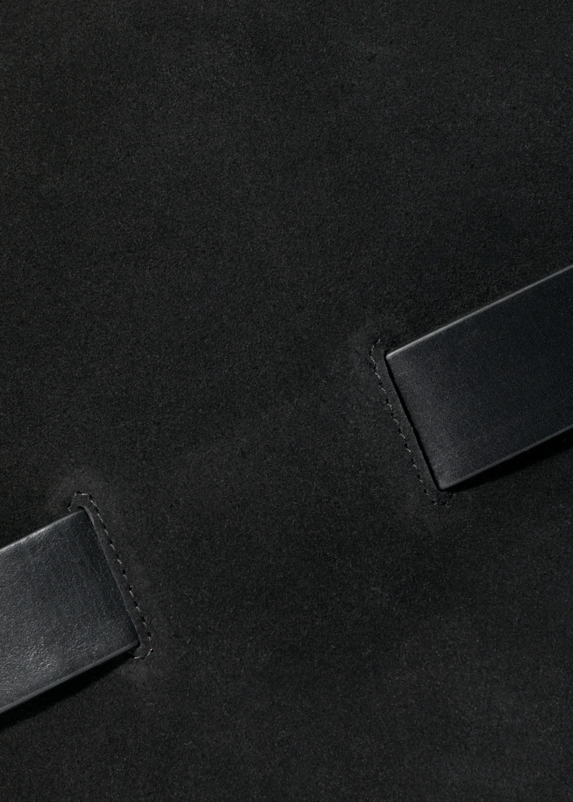 Beuteltasche aus Veloursleder