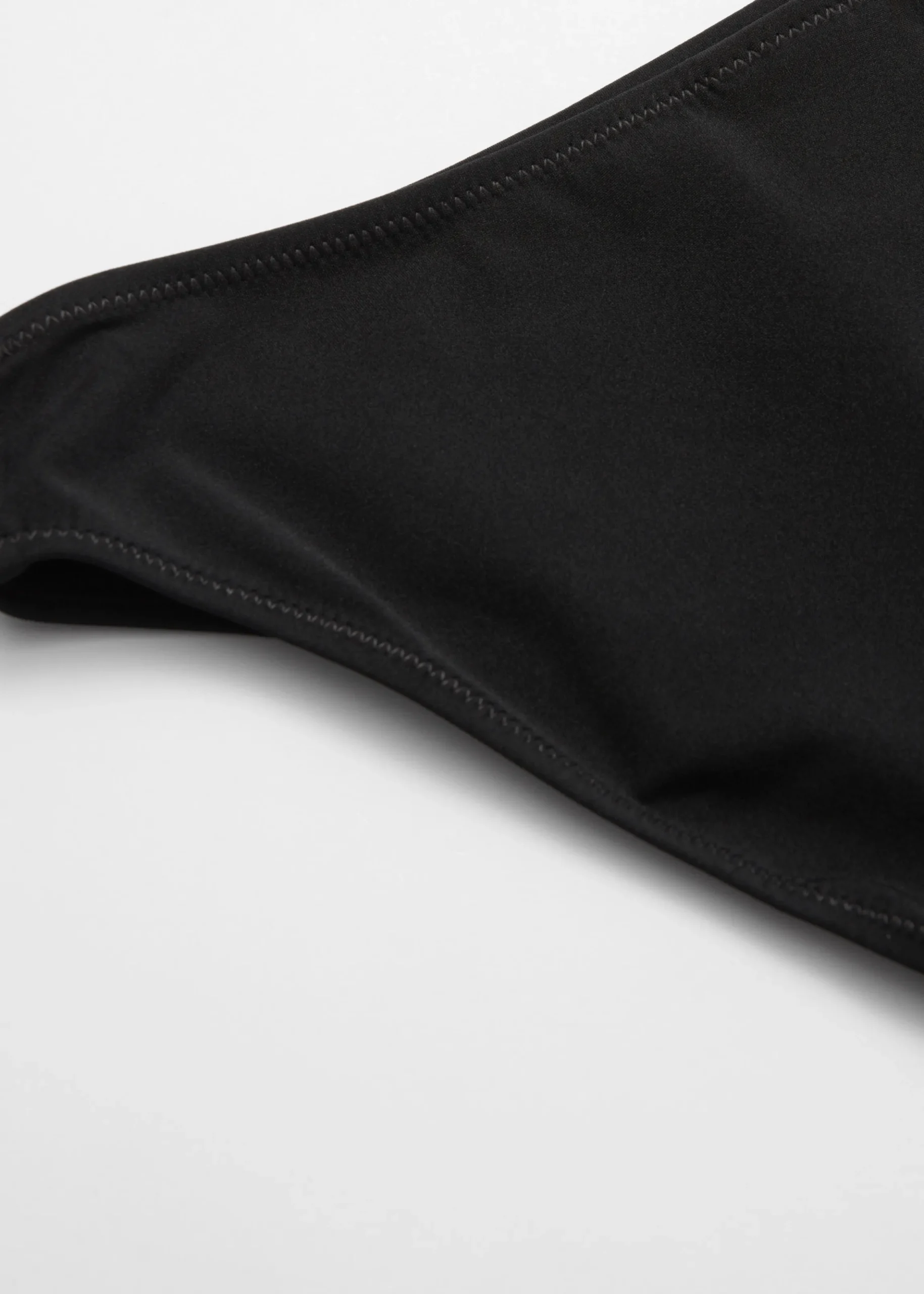 Bikinihose mit hohem Beinausschnitt