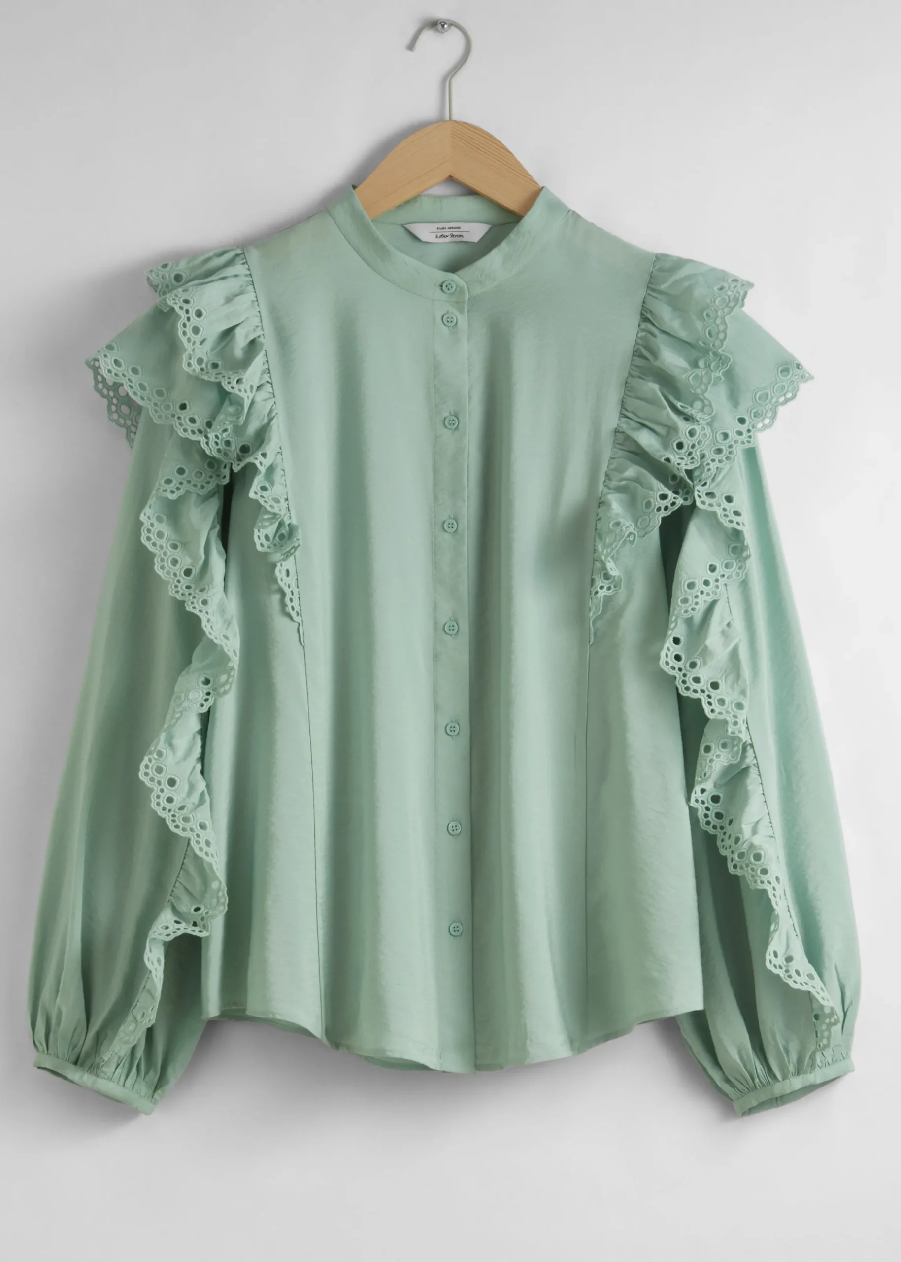 Bluse mit Rüschen und Wellenkante