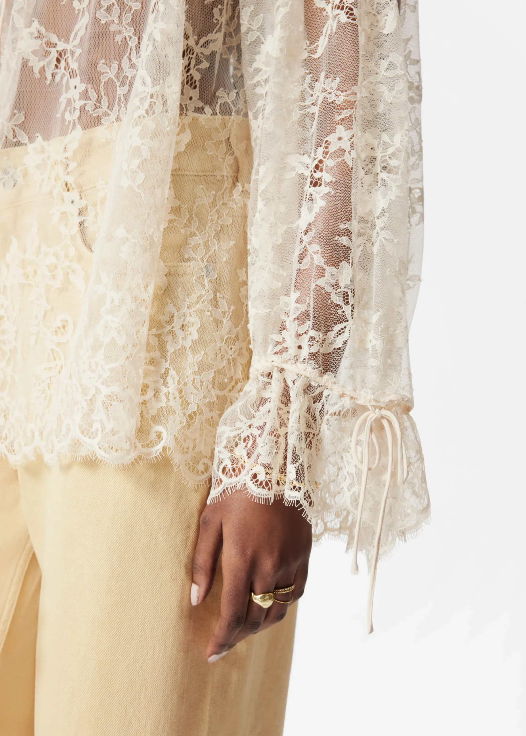 Bluse mit Spitze und Volants