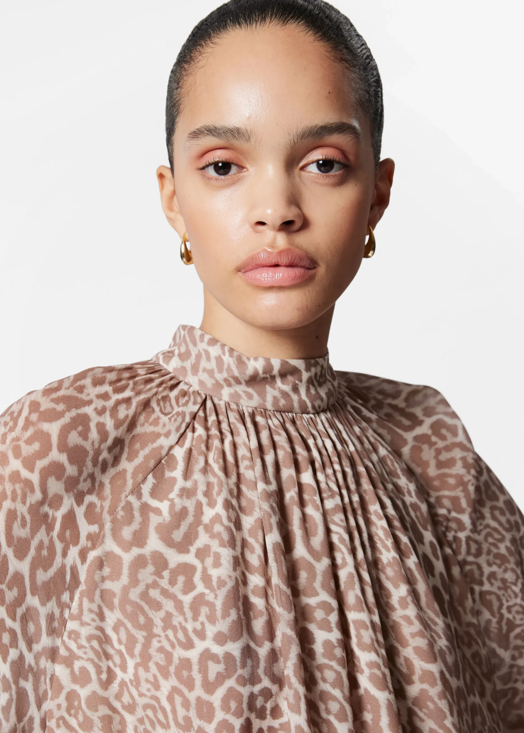Bluse mit Volants und Stehkragen