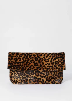Clutch aus Leder mit Leopardenmuster