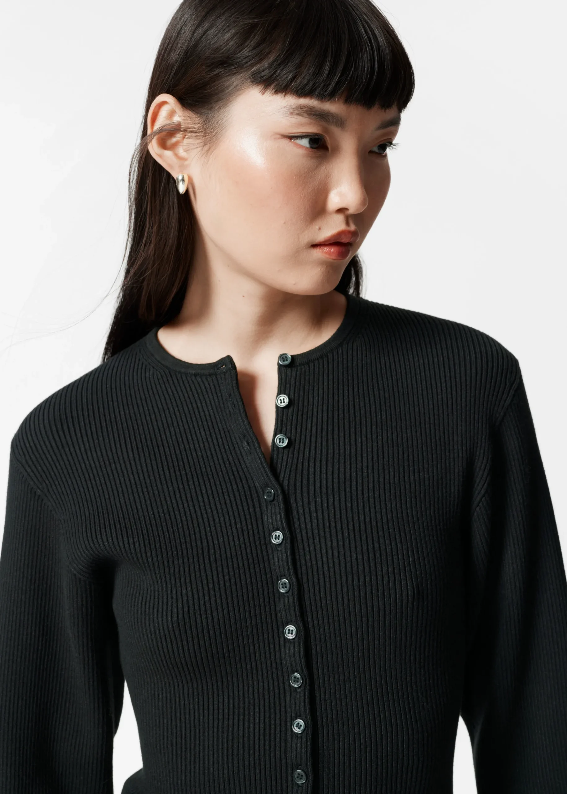 Eng anliegende Rippstrickjacke