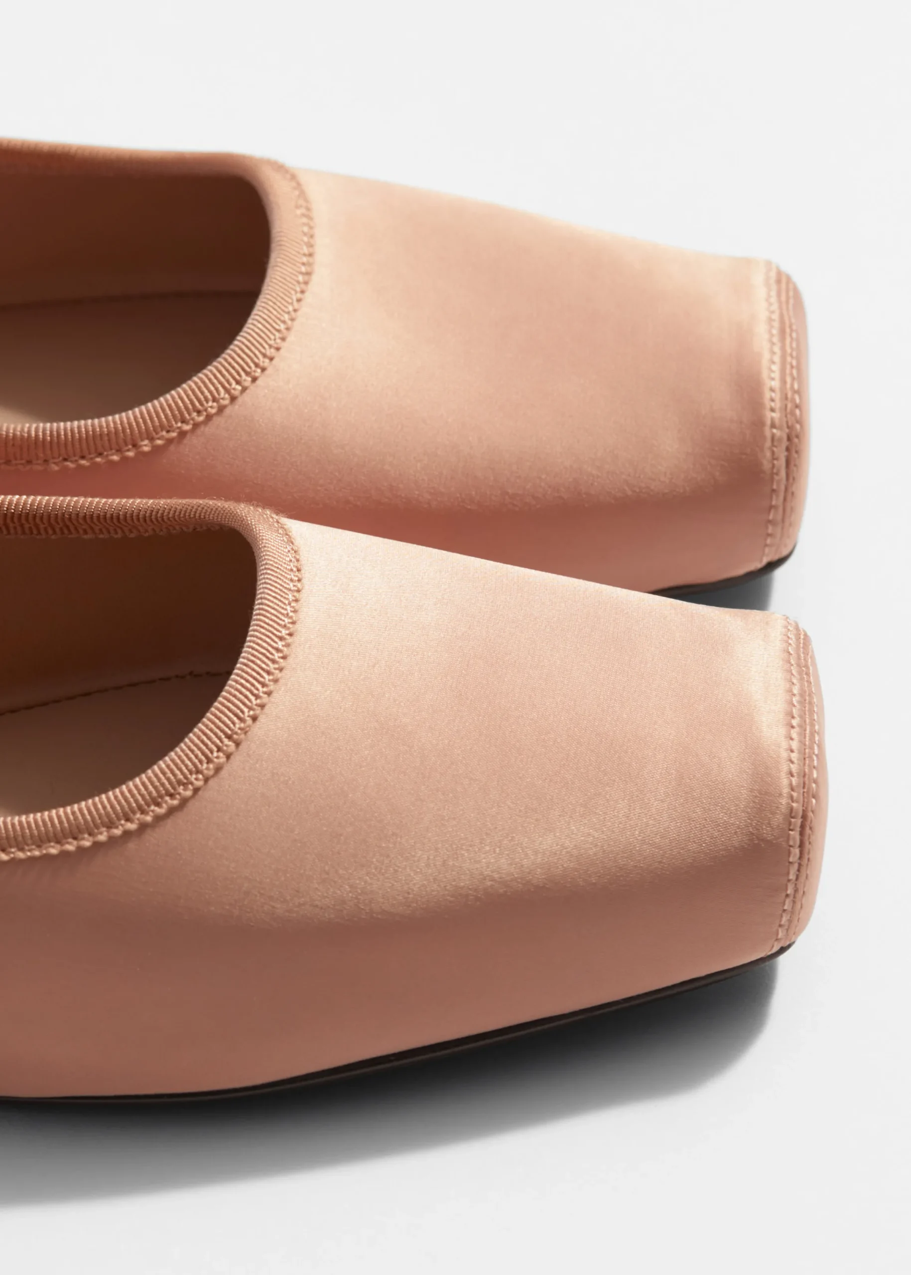 Flache Ballerinas mit karreeförmiger Zehenpartie
