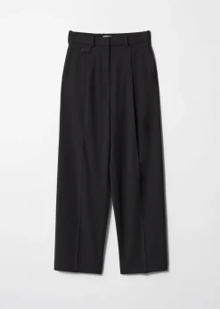 Gerade geschnittene Hose mit Bügelfalten